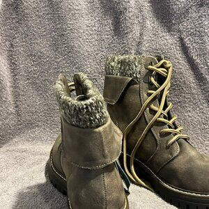 New Cliffs By White Mountain Women's Size 6 Mandy Lace Up Comfy Hiking Boots.